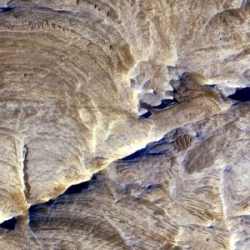 Снимок камерой HiRISE поверхности Марса с трещинами (изображение NASA)